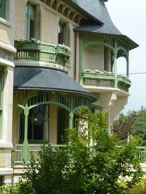 Фотография частного дома бирюзового цвета в авторского стиле