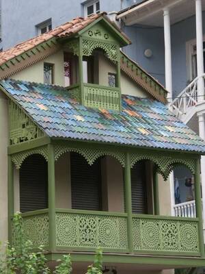 Фасад частного дома зеленого цвета в авторского стиле