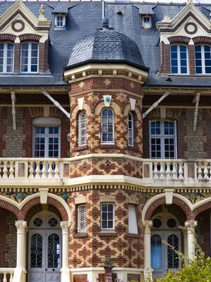 Облицовка фасада коричневого цвета в нормандском стиле