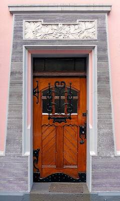 Фото двери на загородном доме