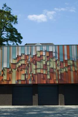Украшение фасада пестрого цвета в современном стиле