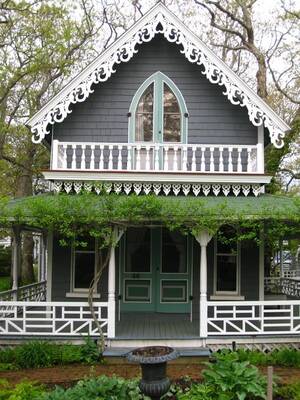 Пример дома серого цвета в деревенском стиле