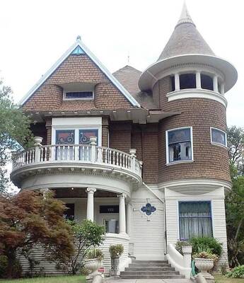 Фото красивого дома коричневого цвета в авторского стиле