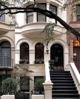 Пример красивой отделки фасада дома белого цвета в английском стиле