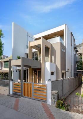 Дизайн дома бежевого цвета с красивым балконом