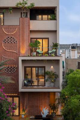 Фото фасада в авторского стиле с красивым балконом