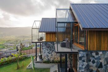Дизайн дома серого цвета с террасой