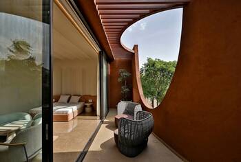 Украшение дома коричневого цвета  с красивым балконом