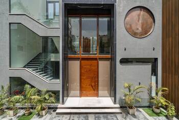 Дизайн фасада дома серого цвета с красивой дверью