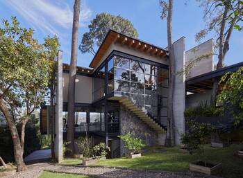 Красивый серый дом в современном стиле