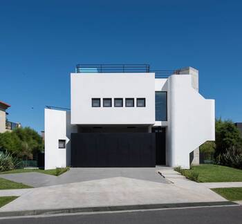 Пример отделки частного дома белого цвета в современном стиле