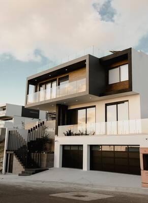 Отделка загородного дома в современном стиле с красивым балконом
