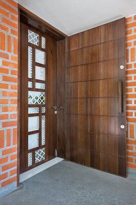 Дизайн дома в современном стиле с красивой дверью