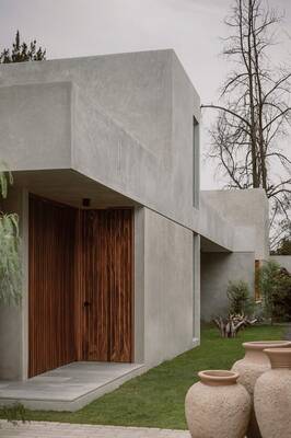 Дизайн фасада дома серого цвета с красивым входом
