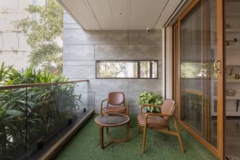 Дизайн дома серого цвета с красивым балконом