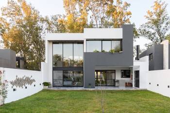 Фото красивого дома серого цвета в современном стиле