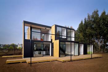 Пример красивого фасада пестрого цвета в современном стиле