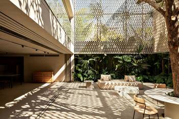 Оформление фасада с ограждением