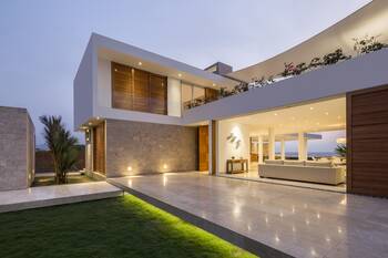 Внешняя отделка коттеджа с ограждением