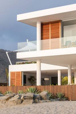 Облицовка коттеджа белого цвета в английском стиле