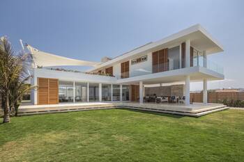 Фотография частного дома белого цвета в английском стиле