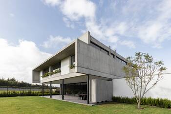 Отделка фасада дома зеленого цвета в современном стиле