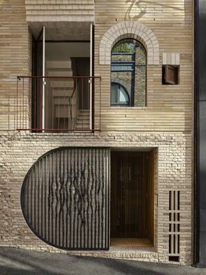 Дизайн фасада дома красного цвета в современном стиле