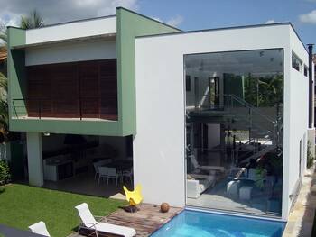 Пестрый коттедж  в современном стиле.