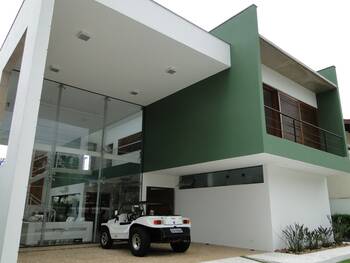 Современный фасад пестрого цвета