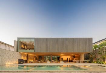 Оформление фасада бежевого цвета в восточном стиле