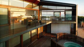 Красивый фасад коричневого цвета в современном стиле