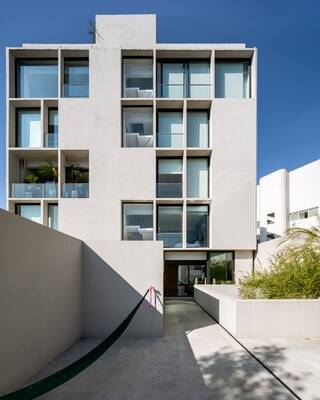 Пример отделки загородного дома синего цвета в современном стиле