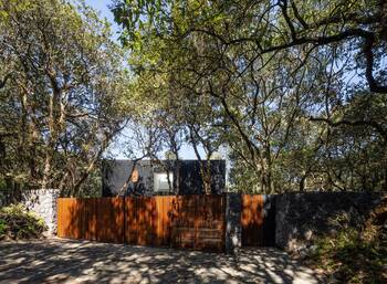 Дизайн дома голубого цвета в современном стиле