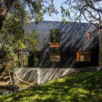 Дом голубого цвета в современном стиле