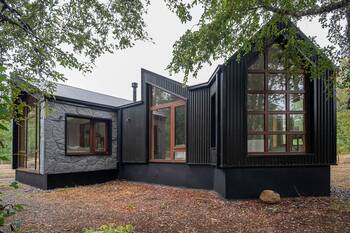 Красивый стеклянный загородный дом