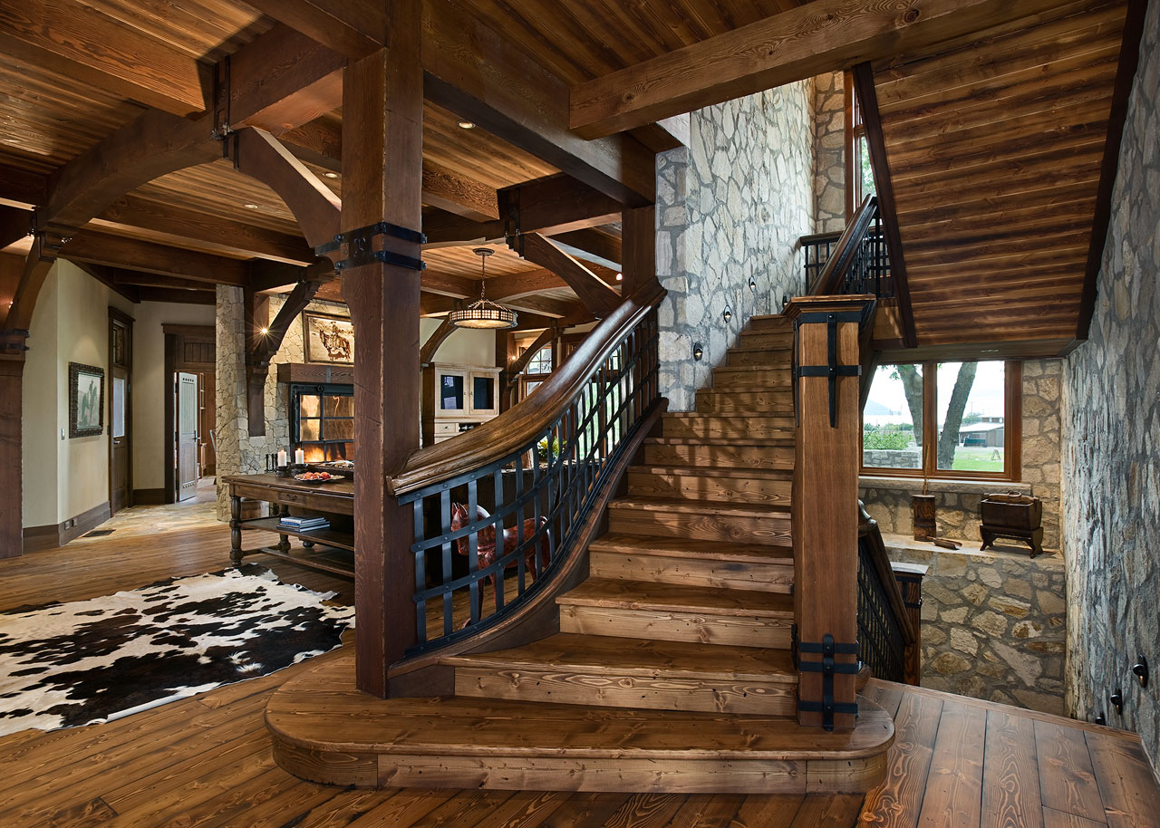 лестница деревянного дома внутри фото