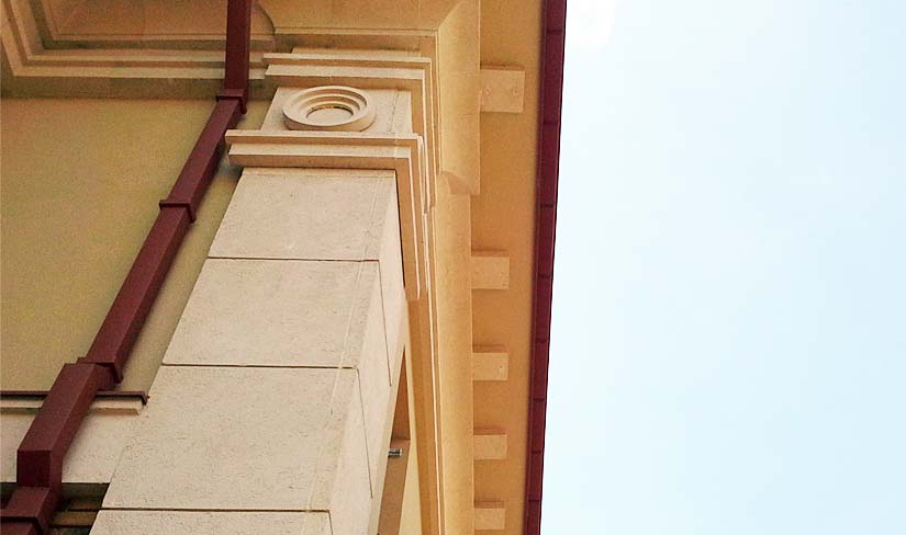 Угол дома облицованный рустовочным камнем из архикамня