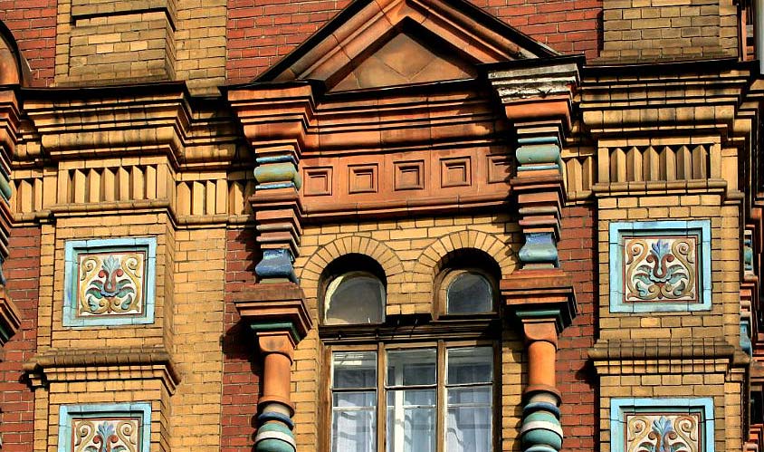 Оформление фасада дома глинянным цветным декором