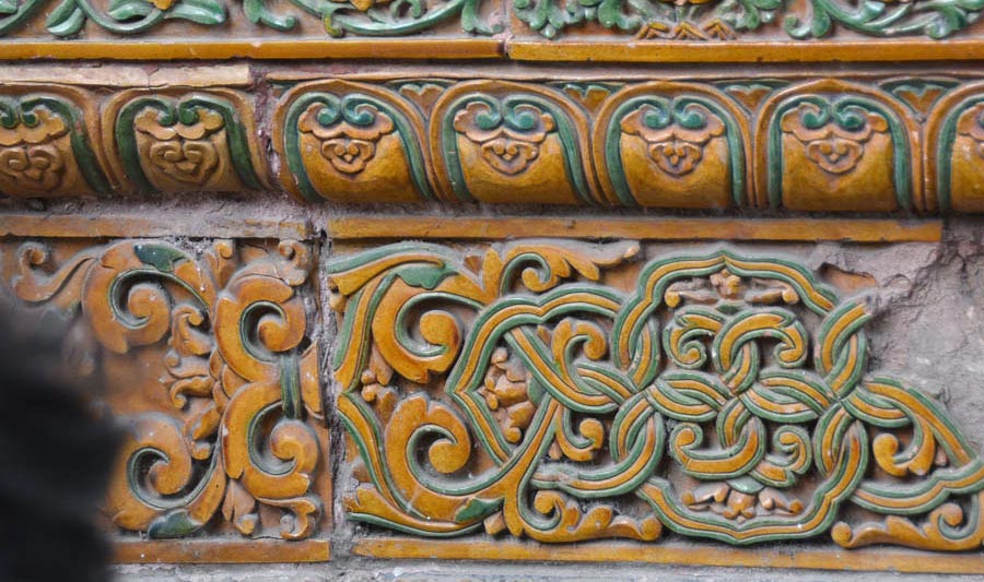 Фрагмент глазуированного фасадного декора