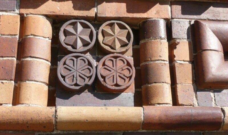 Декоративные элементы из глины на фасаде