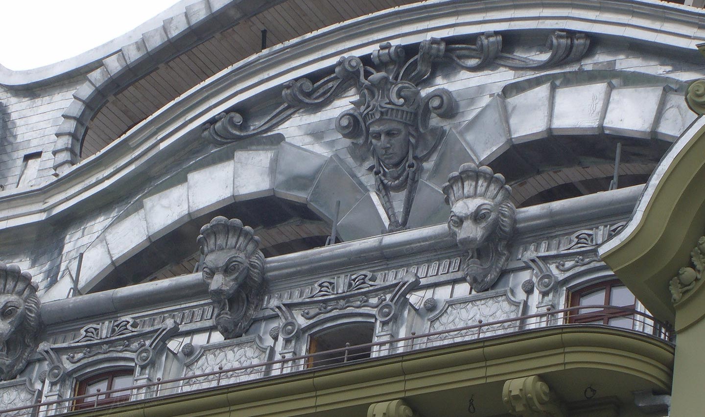 Масконы и декоративные элементы из чеканного металла на фасаде