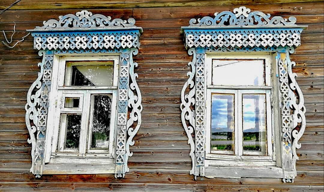 Резное деревянное обрамление окна