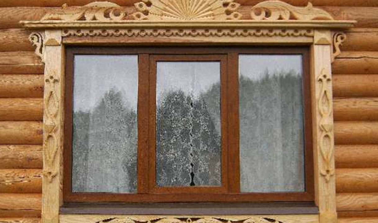 Неокрашенное обрамление окна из дерева