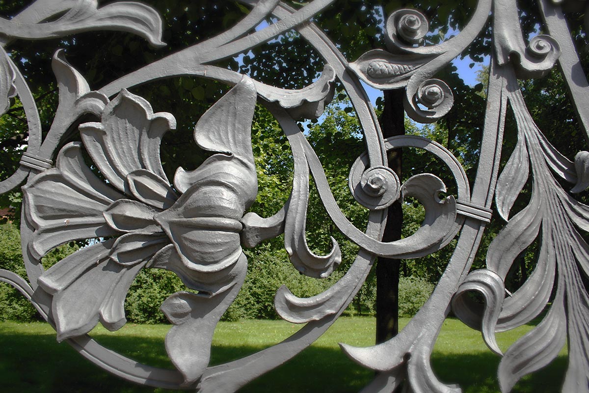 Кованная решетка в Михайловском саду