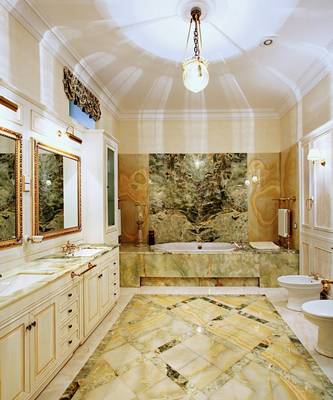 Дизайн ванной комнаты в доме в стиле ампир.