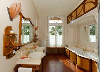 Интерьер ванной комнаты в доме в стиле модерн.