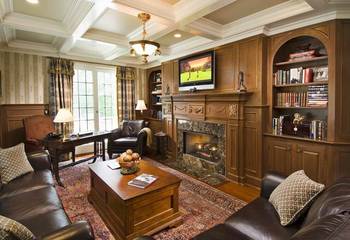 Красивый интерьер кабинета в загородном доме  в колониальном стиле.
