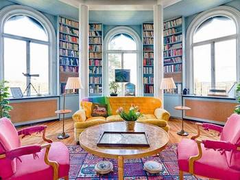 Библиотека в частном доме  в классическом стиле.