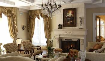 Красивый интерьер гостиной в доме в классическом стиле.
