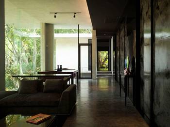 Красивый интерьер веранды в доме в современном стиле.